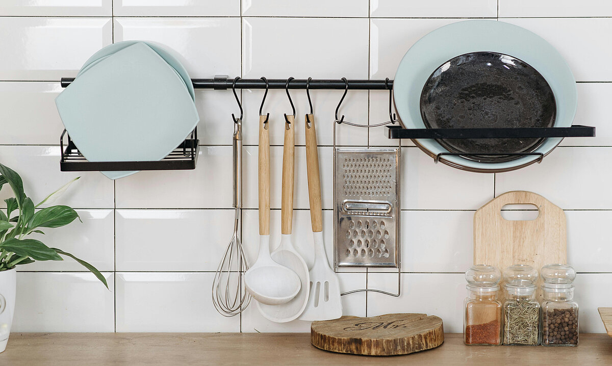 Hochwertige Küchenutensilien von Westmark übersichtlich arrangiert in moderner Küche als Beispiel diskreter Fertigung