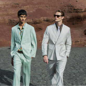 R.Brand Group Referenz – Fashionkampagne mit zwei Herrenmodels in hochwertiger Herrenmode, die modernen Stil und internationale Modekompetenz repräsentiert.